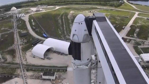 Lo Crew Dragon na vrcholu rakety Falcon 9 ek na sobotn start a astronauty.