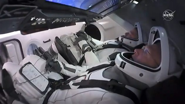 Astronauti Robert Behnken a Douglas Hurley ve startovac poloze ped pokusem o sobotn let soukrom lodi s posdkou k ISS.