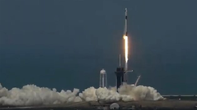 Odlet rakety Falcon 9 s pilotovanou lod Crew Dragon.