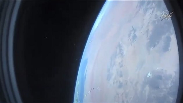 Pohled z okna lodi Crew Dragon, nkolik hodin ped piblenm ISS.