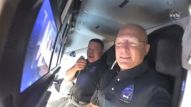 Astronaut na lodi Crew Dragon vyslaj z obn drhy..