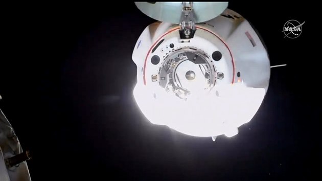 Lo Crew Dragon manvruje ped pistnm na Mezinrodn vesmrn stanici.