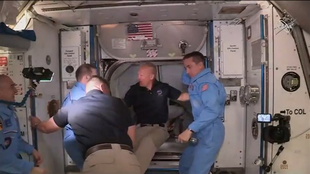 Posdka Crew Dragonu vstupuje na palubu Mezinrodn vesmrn stanice.