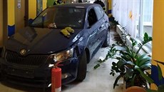 Mladý řidič vjel v Tachově s autem do domova pro seniory. Vůz skončil na chodbě... Mladý řidič vjel v Tachově s autem do domova pro seniory. Vůz skončil na chodbě...