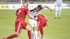 Zleva Jiří Janoščín z Třince, Adam Vlkanova z Hradce Králové a Erik Puchel z... Zleva Jiří Janoščín z Třince, Adam Vlkanova z Hradce Králové a Erik Puchel z...
