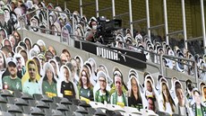 Papíroví diváci (s výjimkou kameramana) na tribuně stadionu v Mönchengladbachu. Papíroví diváci (s výjimkou kameramana) na tribuně stadionu v Mönchengladbachu.