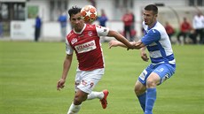 Souboj Pavla Černého (vlevo) z Pardubic a Jiřího Pimpary z Ústí nad Labem. Souboj Pavla Černého (vlevo) z Pardubic a Jiřího Pimpary z Ústí nad Labem.