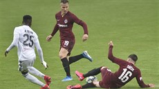 Abdulrahman Taiwo (vlevo) z Karviné a Lukáš Štetina ze Sparty sledují, co... Abdulrahman Taiwo (vlevo) z Karviné a Lukáš Štetina ze Sparty sledují, co...