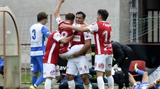Fotbalisté Pardubic se radují z jednoho z gólů v zápase s Ústím nad Labem. Fotbalisté Pardubic se radují z jednoho z gólů v zápase s Ústím nad Labem.