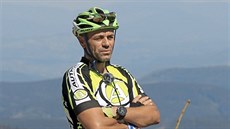 Horolezec Radek Jaroš v cyklistickém poté, co vyjel na Lysou horu. Horolezec Radek Jaroš v cyklistickém poté, co vyjel na Lysou horu.