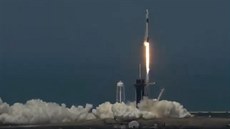Odlet rakety Falcon 9 s pilotovanou lodí Crew Dragon. Odlet rakety Falcon 9 s pilotovanou lodí Crew Dragon.