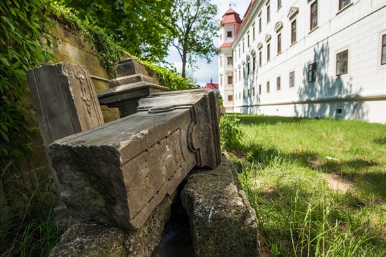 V areálu holeovského zámku vzniklo lapidárium s historickými kamennými objekty.