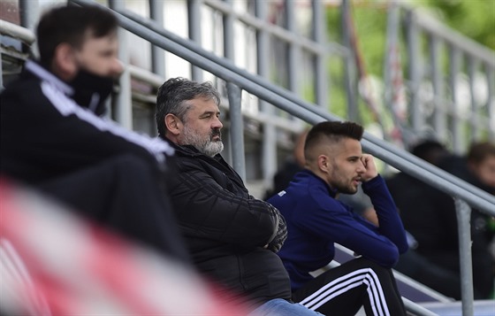 Zamylený sportovní manaer Olomouce Ladislav Miná sleduje zápas s Píbramí.