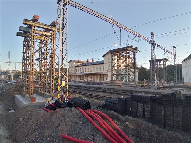 Z důvodu uzavřeného podchodu pod nástupištěm č. 3 ve stanici Praha - Vršovice a nutnému obcházení, což znamená zdržení 10 minut, si většina cestujících zkrachovala cestu přes koleje, což je rizikové. Nyní začíná stavba dočasné lávky, která by měla přestup