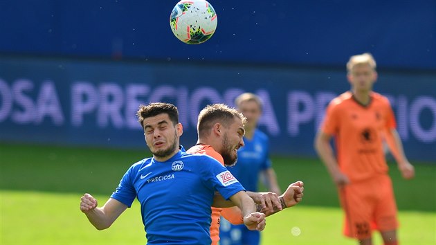 Liberecký záložník Achmed Alibekov (v modrém) odehrává míč před... Liberecký záložník Achmed Alibekov (v modrém) odehrává míč před...