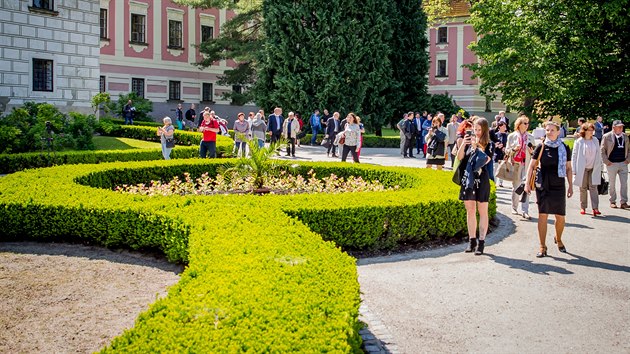 Na slavnostní otevření obnoveného parku se přišlo podívat mnoho lidí. Na slavnostní otevření obnoveného parku se přišlo podívat mnoho lidí.