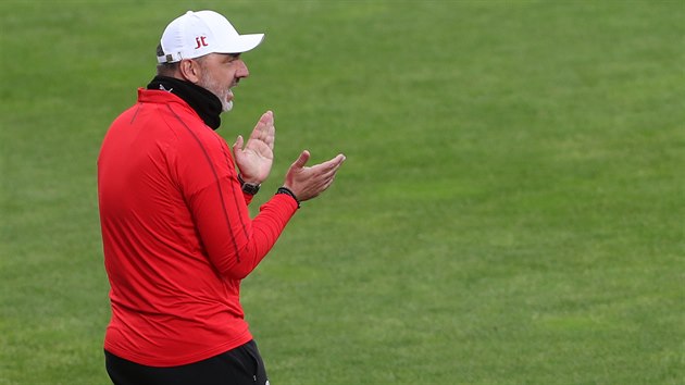 Slávistický trenér Jindřich Trpišovský koučuje svůj tým v ligovém duelu v... Slávistický trenér Jindřich Trpišovský koučuje svůj tým v ligovém duelu v...