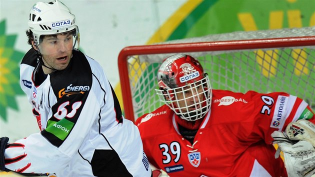Souboj českých legend v KHL. V brance Spartaku Moskva Dominik Hašek, před ním... Souboj českých legend v KHL. V brance Spartaku Moskva Dominik Hašek, před ním...