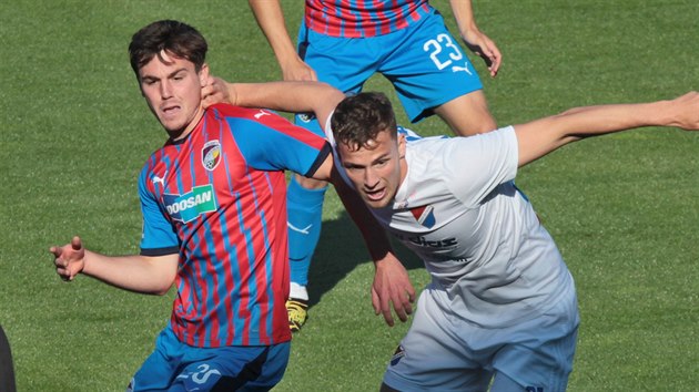 Ondřej Šašinka (vlevo) z Ostravy a Pavel Bucha z Plzně v souboji o míč. Ondřej Šašinka (vlevo) z Ostravy a Pavel Bucha z Plzně v souboji o míč.