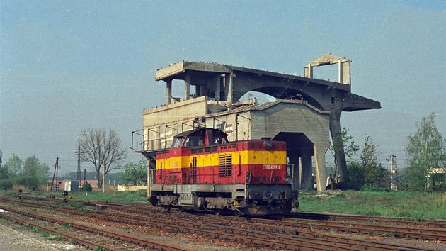 Lokomotiva 735.271 před torzem konečné stanice lanové dráhy od nedalekého dolu... Lokomotiva 735.271 před torzem konečné stanice lanové dráhy od nedalekého dolu...