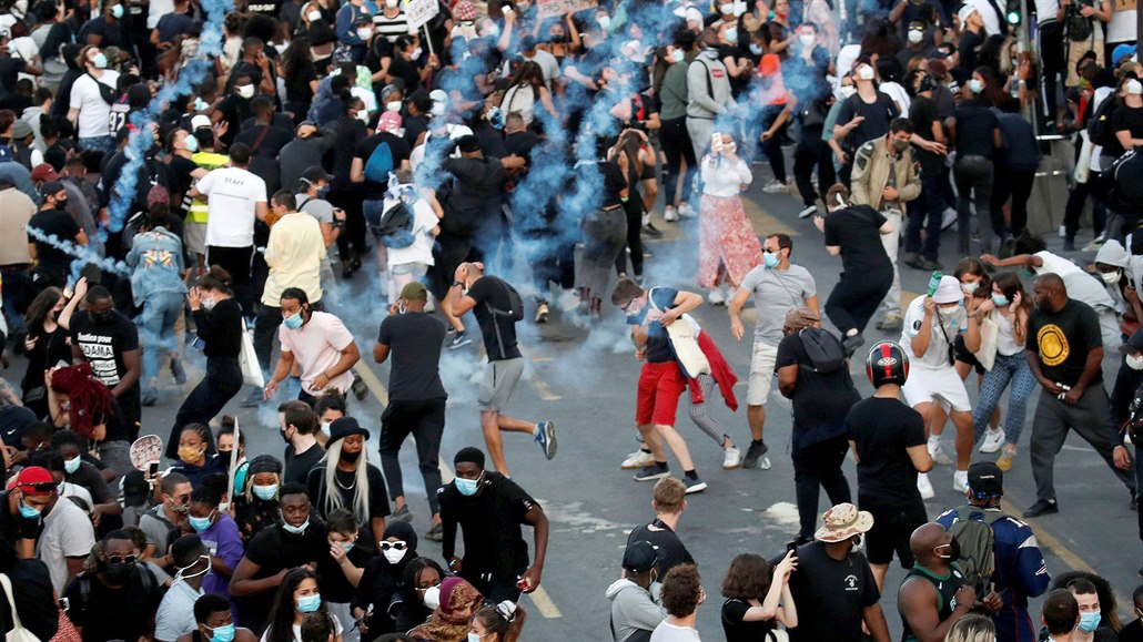 Lidé na úterní zakázané demonstraci před soudní budovou v Paříži, věnované... Lidé na úterní zakázané demonstraci před soudní budovou v Paříži, věnované...