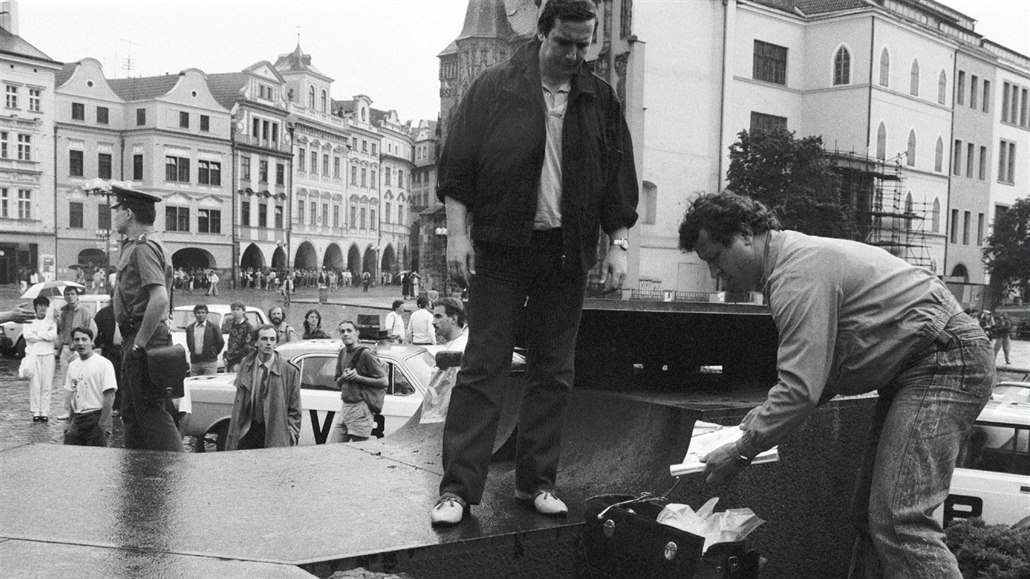 Na Staromstském námstí v Praze vybuchla 2. ervna 1990 bomba. Pachatel ji...