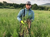 Jakub Polenský pomáhá s dronem zachraňovat srnčata během senosečí. Jakub Polenský pomáhá s dronem zachraňovat srnčata během senosečí.