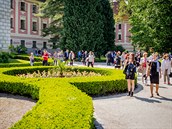 Na slavnostní otevření obnoveného parku se přišlo podívat mnoho lidí. Na slavnostní otevření obnoveného parku se přišlo podívat mnoho lidí.