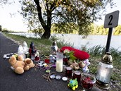 Svíčky a plyšové hračky na břehu Labe u Mělníka, kde bylo nalezeno tělo... Svíčky a plyšové hračky na břehu Labe u Mělníka, kde bylo nalezeno tělo...