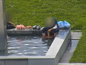 Dvojice oplachovala ve fontáně kilogramy masa Dvojice oplachovala ve fontáně kilogramy masa
