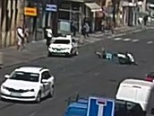 Řidiči při parkování ujela motorka, nabourala auto strážníků Řidiči při parkování ujela motorka, nabourala auto strážníků