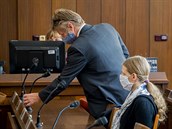 Obžaloba viní mladou ženu, že vyhodila svého syna z okna panelového domu a pak... Obžaloba viní mladou ženu, že vyhodila svého syna z okna panelového domu a pak...