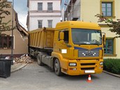Řidič nákladního vozu vjel ve Vlachově Březí do zákazu vjezdu a poničil dva... Řidič nákladního vozu vjel ve Vlachově Březí do zákazu vjezdu a poničil dva...