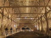 Na nový krov použili tesaři 120 kubíků dřeva a pokrývači umístili na střechu 82... Na nový krov použili tesaři 120 kubíků dřeva a pokrývači umístili na střechu 82...