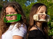 S průhledným respirátorem se lidé při setkání poznají a mohou sdílet emoce. S průhledným respirátorem se lidé při setkání poznají a mohou sdílet emoce.