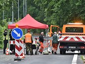 Vojáci, policisté a pracovní Technických služeb ve Hřensku odklízejí zátarasy... Vojáci, policisté a pracovní Technických služeb ve Hřensku odklízejí zátarasy...