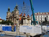 Osazování soklu na Mariánský sloup. Osazování soklu na Mariánský sloup.