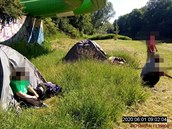 Třináctiletá dívka našla útěchu mezi bezdomovci. Přespala u nich ve stanu. Třináctiletá dívka našla útěchu mezi bezdomovci. Přespala u nich ve stanu.
