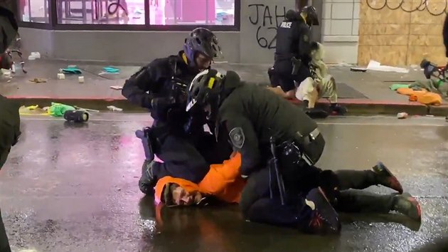 Policie v Seattlu zaklekla demonstranta
