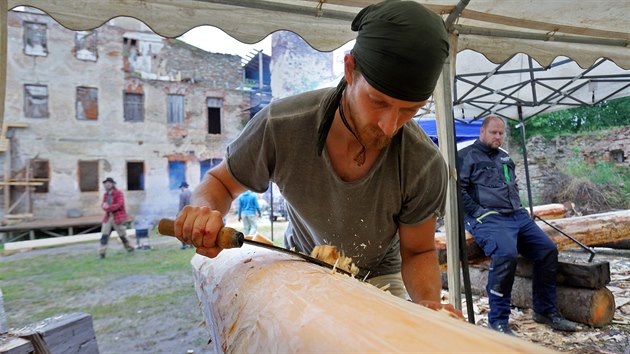 Setkání tesařů na hradě Hartenberg. Na nádvoří hradu vyráběli tesané trámy pro trojdílné schodiště hlavní věže.