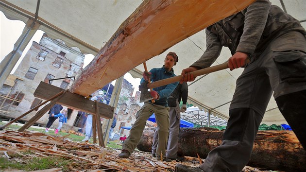 Setkání tesařů na hradě Hartenberg. Na nádvoří hradu vyráběli tesané trámy pro trojdílné schodiště hlavní věže.