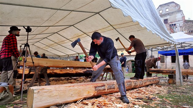Setkání tesařů na hradě Hartenberg. Na nádvoří hradu vyráběli tesané trámy pro trojdílné schodiště hlavní věže.