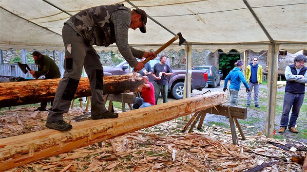 Setkání tesařů na hradě Hartenberg. Na nádvoří hradu vyráběli tesané trámy pro trojdílné schodiště hlavní věže.
