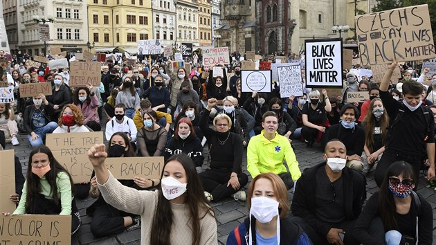 Asi ti stovky pevn mladch lid protestovaly v Praze proti policejnmu nsil a rasismu v USA i v dalch zemch. Odpoledne se seli na Staromstskm nmst. (6. ervna 2020)