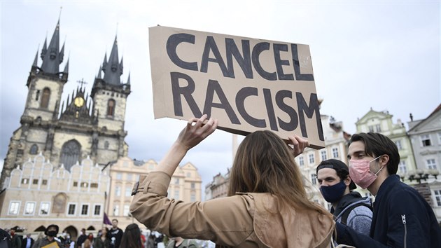 Asi ti stovky pevn mladch lid se sely na Staromstskm nmst v Praze k protestu proti policejnmu nsil a rasismu v USA i v dalch zemch. (6. ervna 2020)