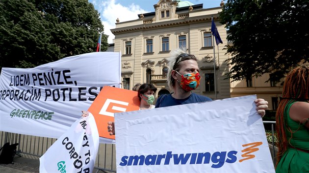 Happening organizace Greenpeace ped adem vldy v Praze proti ppadnmu odkoupen esko-nsk leteck spolenosti Smartwings, schvlen pjky na stavbu novch jadernch blok a zmru budovat nov pehrady. (1. ervna 2020)