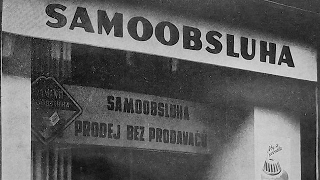 Fenomnu novch samoobsluh se vnoval i tehdej odborn tisk. Tyto fotografie byly publikovny v zijovm vydn asopisu Socialistick obchod v roce 1955.