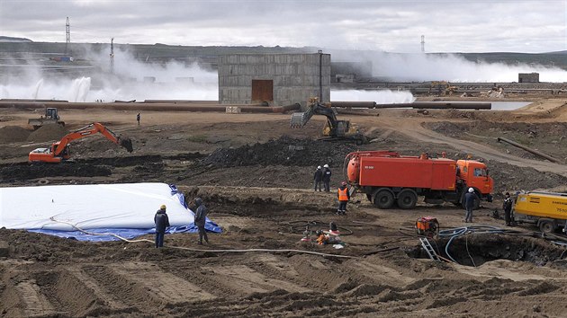Z ndre tepeln elektrrny u ruskho msta Norilsk uniklo vce ne 21 tisc tun ropy. Ta nsledn zneistila dv eky. (3. ervna 2020)