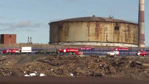 Z ndre tepeln elektrrny u ruskho msta Norilsk uniklo vce ne 21 tisc tun ropy. Ta nsledn zneistila dv eky. (3. ervna 2020)