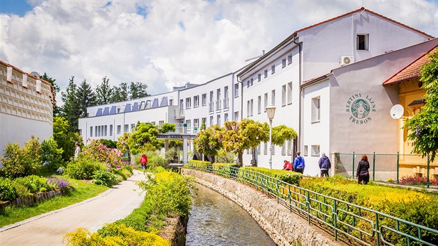 Bertiny lázně stojí u historického centra Třeboně.